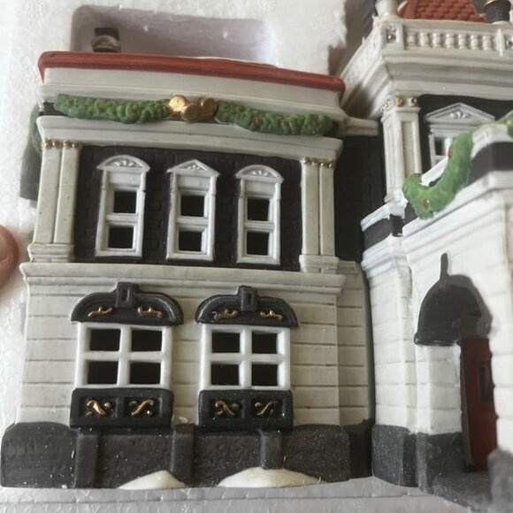Department 56 Dicken's Village Series Victoria Station Lighted Building - Picture 5 of 7